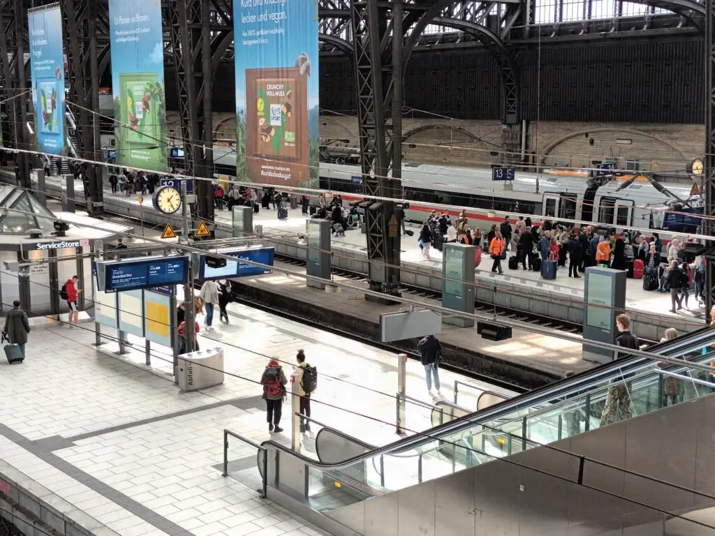 Blogi omista matkoista ja niiden opetuksista 12 Ihmisiä Hampurin Hbf:n junalaiturilla.
