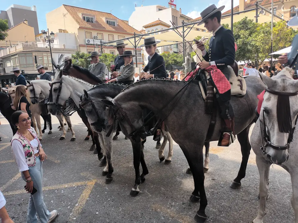 Kansalaispukuun pukeutuneita ratsastajia Fuengirolassa.