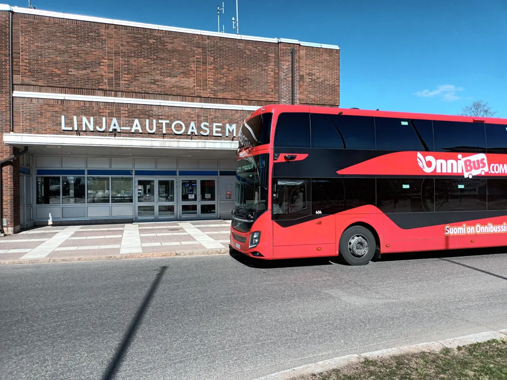 Bussimatka Kemistä Jyväskylään 4 Onnibussin linja-auto Oulun linja-autoaseman edessä