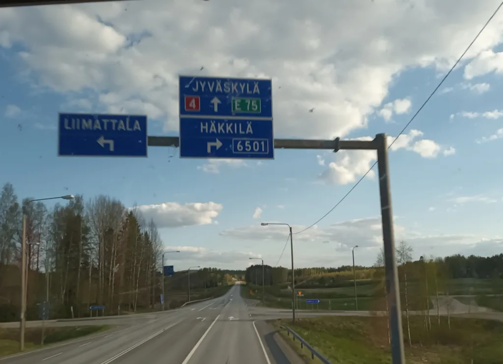 Bussimatka Kemistä Jyväskylään 2 Opasteet maantien yläpuolella