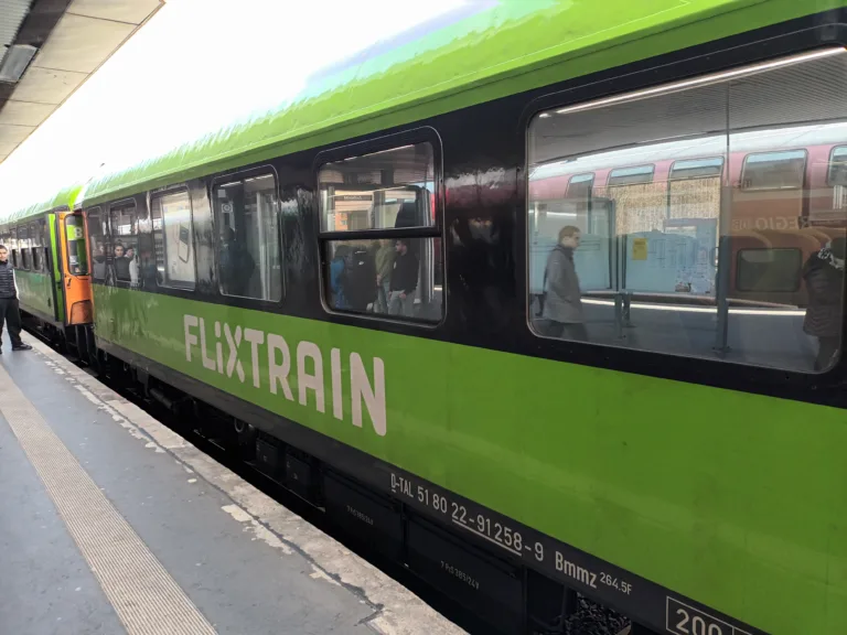 Mukana taskussa 43 Flixtrain-juna pysähtyneenä asemalle.