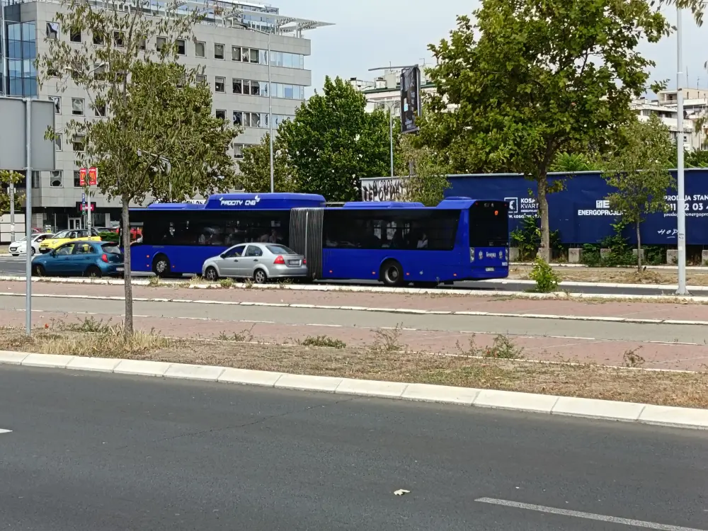 Matka 8.9.-1.10.2025 21 Bussi Belgradin kadulla