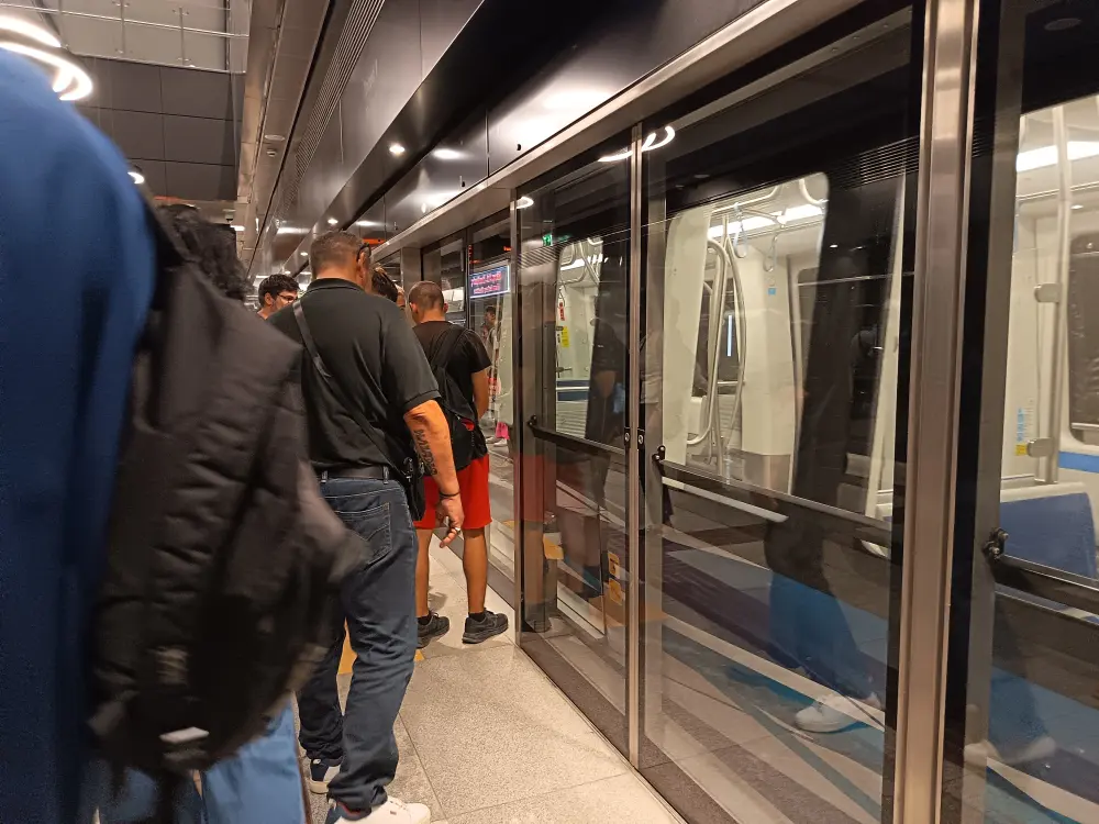 Matka 8.9.-1.10.2025 17 Ihmiset menossa metrojunaan Thessalonikin metroasemalla
