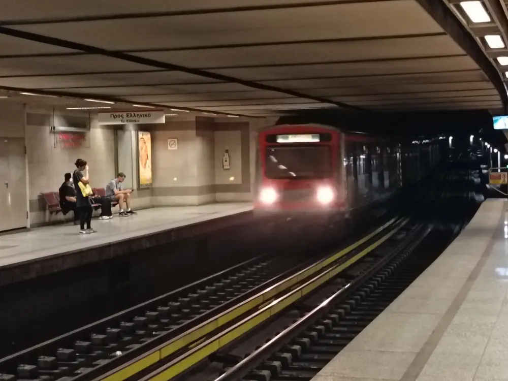 Matka 8.9.-1.10.2025 12 Metrojuna tulossa asemalle Ateenassa