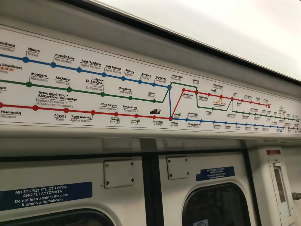 Matka 8.9.-1.10.2025 16 Ateenan metroissa on metrokartta junan ovien yläpuolella