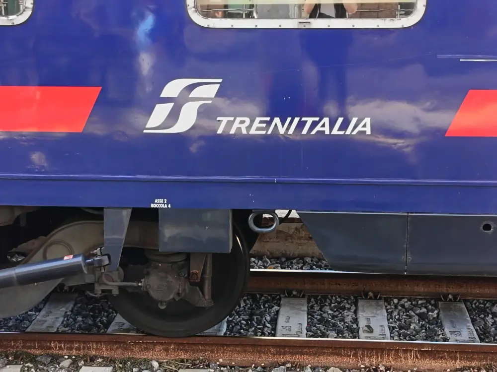 Matka 8.9.-1.10.2025 4 Trenitalia yhtiön logo junavaunun kyljessä