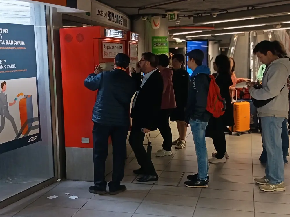 Matka 8.9.-1.10.2025 2 Ihmisiä lippuautomaatilla Milanon metrossa