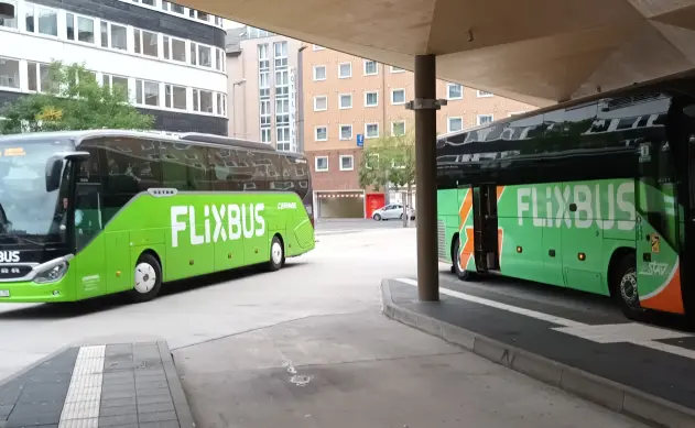 Kaksi Flixbussia linja-autoasemalla
