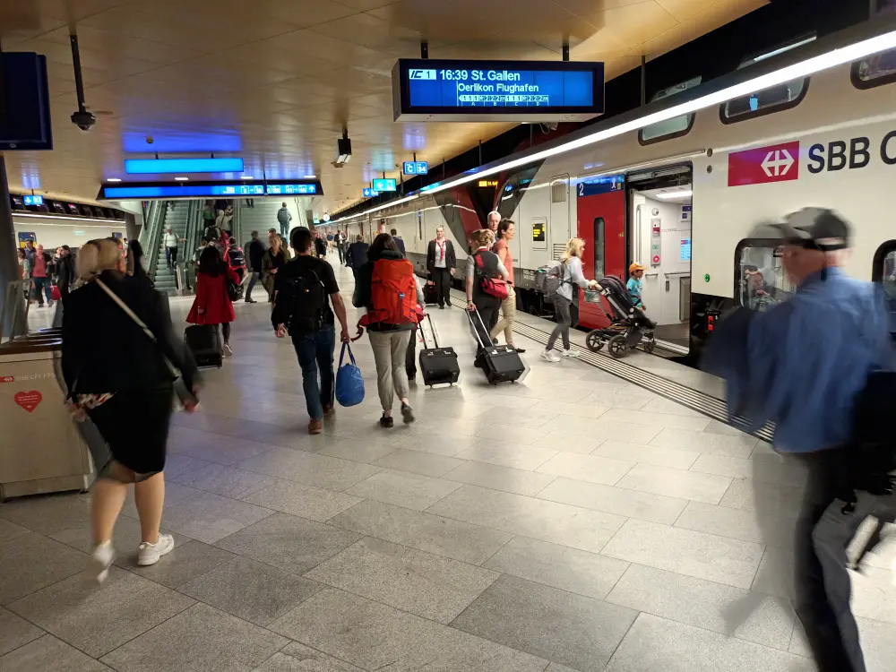 Ihmisiä Zürichin junalaiturilla