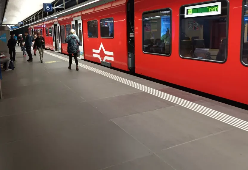 Juna Zürich päärautatieasemalla